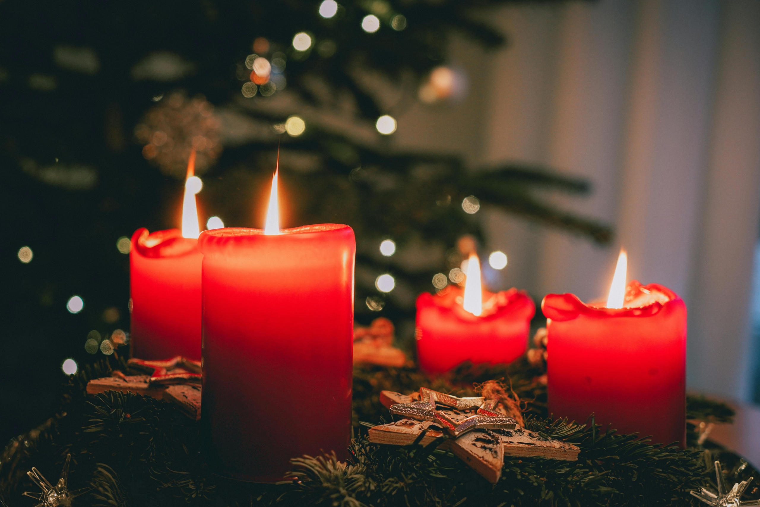 Vierter Advent Adventskranz Kerzen rot Weihnachtsbaum (pexels-jonasvonwerne-10637819)