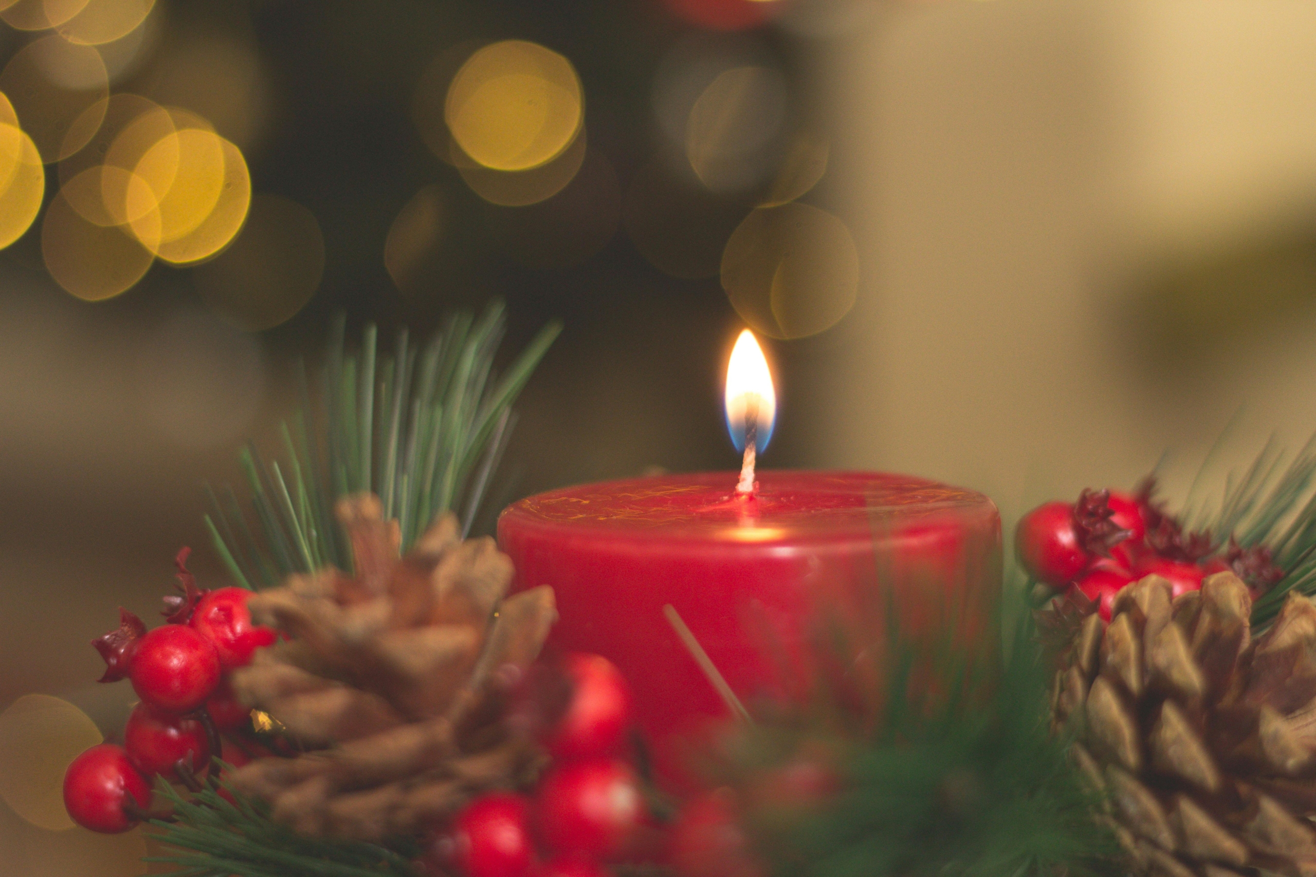 Erster Advent rote Kerze Flamme Tannenzweig Deko (pexels-nubikini-714898)