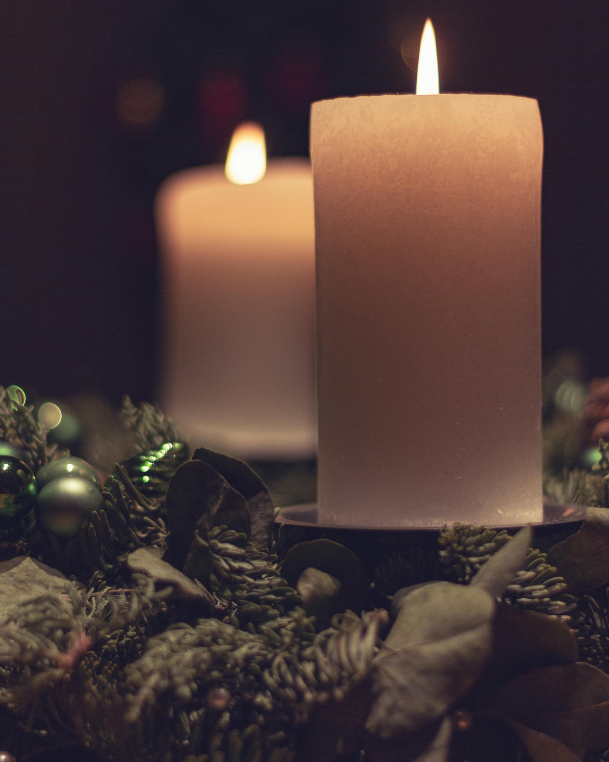 Zweiter Advent weiße Kerzen grüne Deko Kugeln Tannenzweig (pexels-rccbtn-6106027)